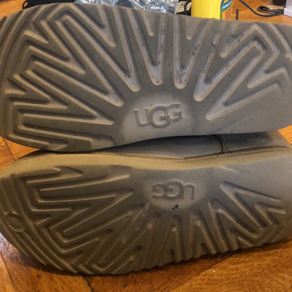 Size 4 in girls Ugg boots - Picture 3 of 3